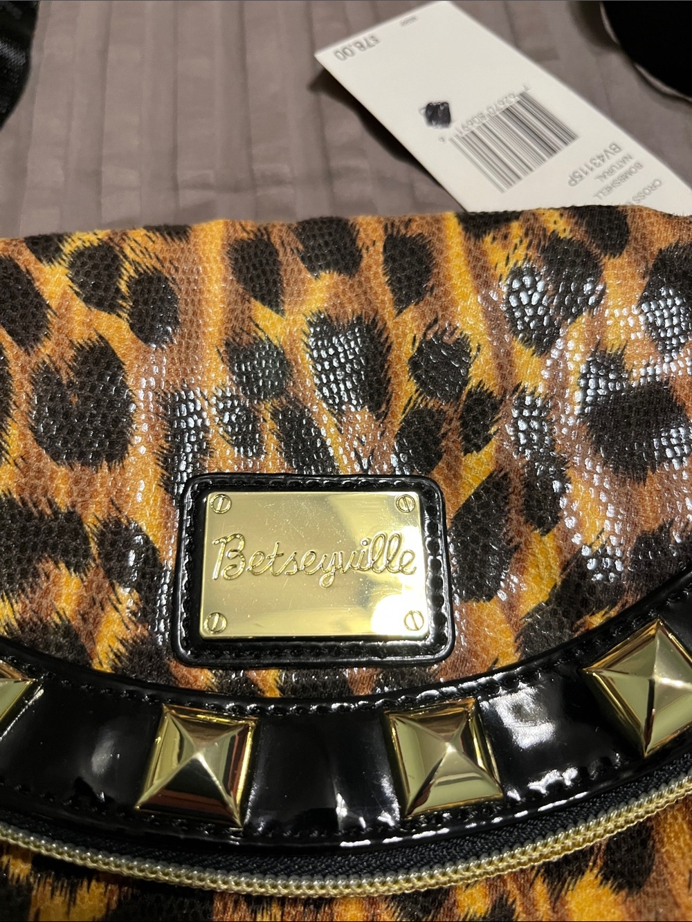 New NWT Betsey Johnson Betseyville Leopard Print Crossbody with Gold Stud Trim - Picture 2 of 16